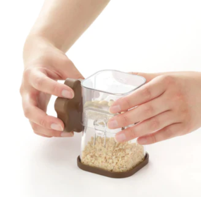 Dispozitiv pentru macinarea miezului de nuca, manual