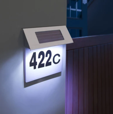 Numar de casa cu iluminare LED si incarcare solara, din inox