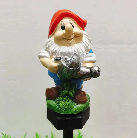 Decoratiune solara pentru gradina cu stropitoare, in forma de pitic